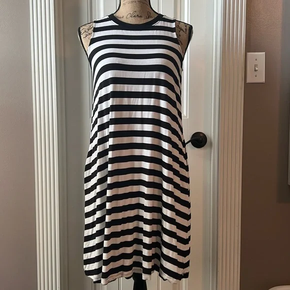 Black & White Dress - Picture 1 of 3